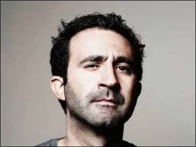 À quel attentat Mathieu Madénian a-t-il échappé de justesse car il n'a pas pu se rendre sur place ?