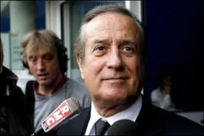 Le journaliste Charles Villeneuve est maire de Mandelieu-La Napoule. Près de quelle ville se trouve cette commune ?