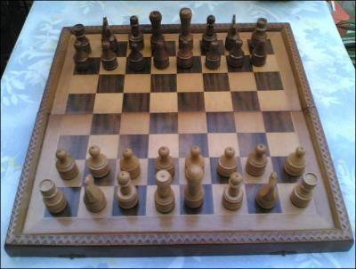 Une partie d'checs se termine lorsqu'un joueur est chec et mat. Ce terme vient  du persan Shah Mat qui signifie :