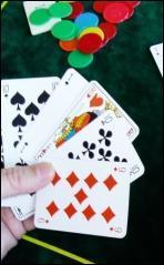 Si un joueur a cette combinaison de cartes  la belote et que l'atout est carreau, quelle est la carte la plus forte ?