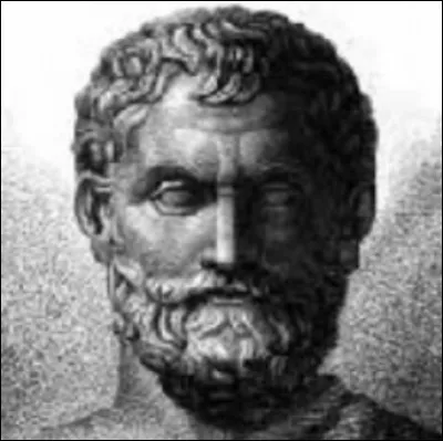 Architecte du Ve siècle av J.-C, libéré des contraintes d'un bâti existant, témoignera de l'originalité faisant de lui un précurseur de l'urbanisme. Qui est-il ?