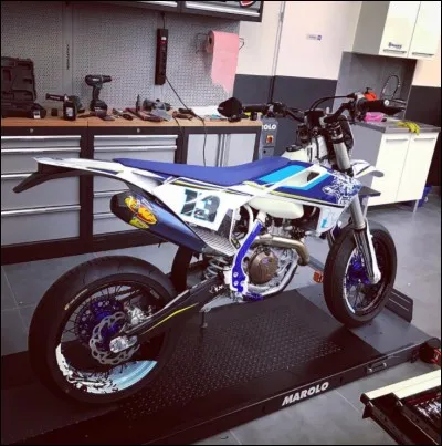 Qui conduit cette moto ?