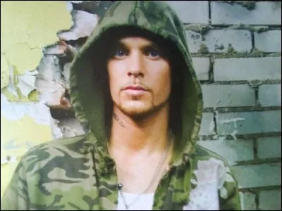 Qui chante en 2006 : "Y a pas d'couleur pour payer le prix / J'y laisserais ma voix / J'n'y laisserais pas ma vie eh eh / On respire le mal de guerre" ?