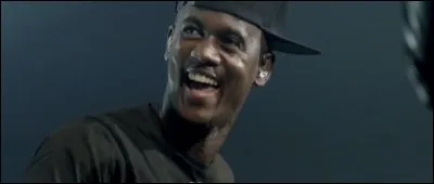 Compléter les paroles : 
"Oui je l'ai voulu, mais chaque fois j'me demande pourquoi
Ma scène est un (...), j'en ai fait ma maison
Où tout l'monde fait comme chez soi, car tout l'monde connaît mes sons".