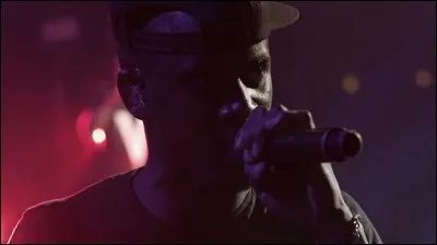 Même question : 
"Ce soir j'ai rempli l'une des plus belles salles de Paris
Mais ce soir j'ai perdu un frère, un grand proche (...)".