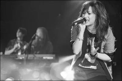 Durant quelle chanson Demi est-elle tombe pendant un concert le 27/06/09 ?