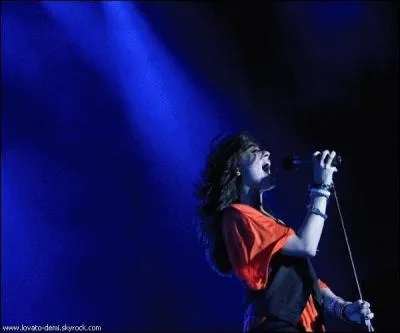 Qui fait les choeurs dans le 1er album de Demi Lovato ?