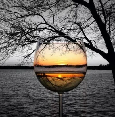 Et je suis comme André Breton, je vais donc vous offrir un verre de vin, car :