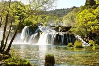 Où sont situées les magnifiques chutes d'eau de Krka ?