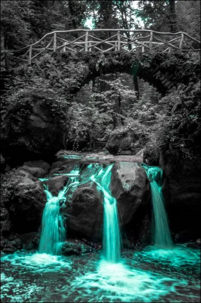 Quel cours d'eau le Pont du Gard enjambe-t-il ?
