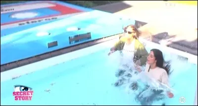 Quel duo d'amies a été obligé de se mouiller pour la Voix ?