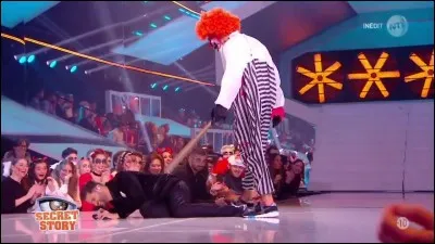 Qui était dans le clown qui a terrorisé Christophe Beaugrand en direct ?