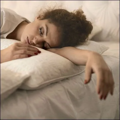 Ton/Ta meilleur(e) ami(e) t'appelle à 3h du matin, tes parents dorment et demain tu passes un examen très important, tu :