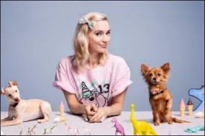 Combien de chansons a-t-elle chantées sur YouTube ?