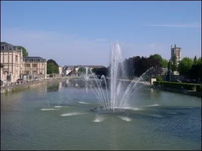 La Loire est le plus long fleuve de France. Quelle ville ne traverse-t-elle pas ?