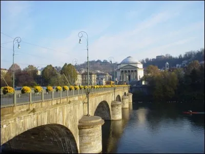 Le Pô est le plus long fleuve d'Italie. Quelle ville traverse-t-il ?