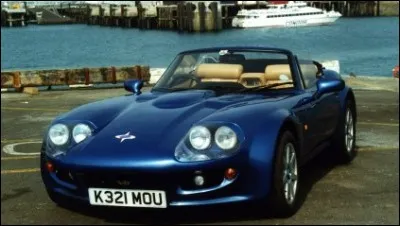 Quelle est la marque de ce cabriolet à l'air assez chic ?