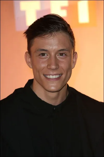 Qui chante " Million Eyes " ?