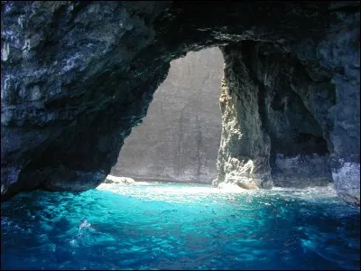 Quels adjectifs scientifiques utilise-t-on pour décrire généralement l'eau ?