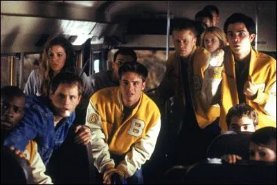 Combien le Creeper choisit-il de jeunes parmis les passager du bus?