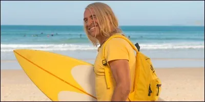 Dans quelle comédie de 2005 Jean Dujardin interprète-t-il un surfeur français qui casse les gens ?