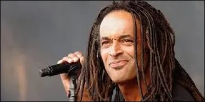 Quel est le titre de cette chanson ?

''Porte l'eau 
Porte la vie 
Du ciel à ton seau 
Le jour et la nuit 
C'est de l'or 
Entre tes mains 
Chaque jour qui passe 
Fait la terre plus lasse''