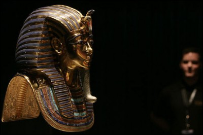 Masque funéraire le plus connu au monde. À quel pharaon appartient-il ?