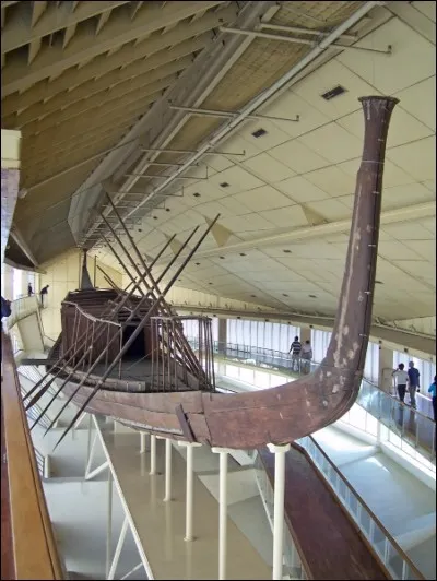 Magnifique barque solaire. À quel pharaon était-elle destinée ?