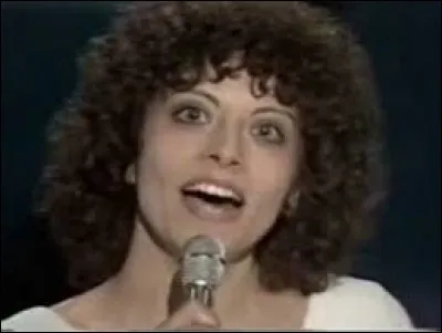 En 1979, Nicole Rieu a chanté ''La Goutte d'eau'' , version française d'un chanson irlandaise : ''The Foggy Dew'' ... Que signifie ''foggy'' en anglais ?