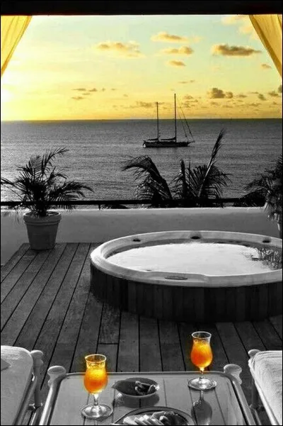 Dans la chanson de Patrick Bruel "au café des délices", sur quel port décrivait-il une nuit pleine d'étoiles" ?