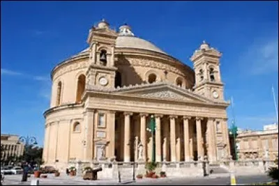 Dans quelle ville de l'archipel maltais trouve-t-on l'église Sainte-Marie construite à l'exemple du Panthéon de Rome ?