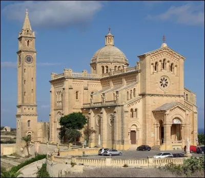 Près de quelle ville trouve-t-on l'église Ta'Pinu, sanctuaire national catholique ?