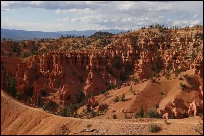 Comment s'appelle le plateau où sont situées les célèbres pyramides ?