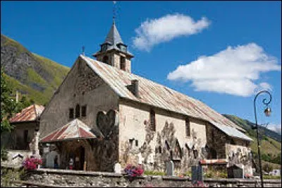 Voici l'&eacute;glise Saint-Saturnin de Saint-Sorlin-d'Arves. Village d'Auvergne-Rh&ocirc;ne-Alpes au pied du col de la Croix de Fer, dans l'arrondissement de Saint-Jean-de-Maurienne, il se situe dans le d&eacute;partement ...