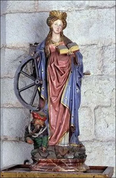 Ses attributs sont des habits royaux et souvent une couronne, la roue dentée de son supplice, parfois brisée, l'anneau de ses noces mystiques, la palme des martyres, le livre (illustration de son érudition), l'épée avec laquelle elle a finalement été décapitée et à ses pieds, des cadavres de philosophes païens défaits dans ses disputes et tués par l'empereur.
Indice : Patronne des philosophes.