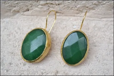 De quelle couleur est la boucle d'oreille de Qibli ?