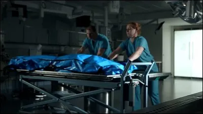 Je n'en reviens pas ! En 1763, après avoir été déclaré mort, je me réveille au beau milieu de mon autopsie, alors que le scalpel parcourt mon estomac... tuant pour de bon le modeste écrivain que je suis : ....