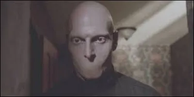 Dans la saison 3, par quoi commence le premier épisode ?