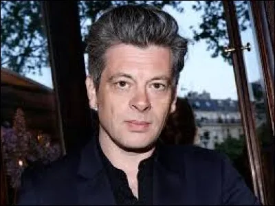 Comment s'appelle ce chanteur qui fait partie du jury ?