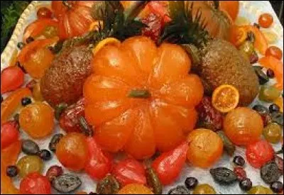 Quelle ville du Vaucluse est connue pour ses fruits confits ?