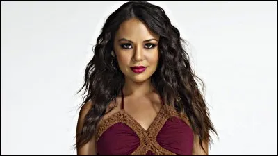 Qui joue le rôle de Mona ?