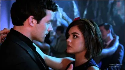 Dans quelle saison Aria et Ezra annoncent-ils leur relation aux parents d'Aria ?