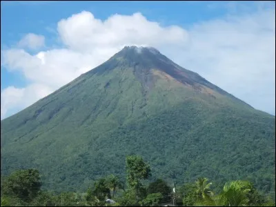 Lequel de ces volcans se trouve au Costa Rica ?