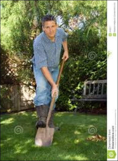 Le jardinier binne avec sa pelle.