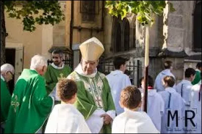Le curé demande à l'enfant de cur de ne pas bâcler les rites et, quand tous deux ils croisent l'évêque, il ajoute : ''Essuies ça vite et bien ! ''