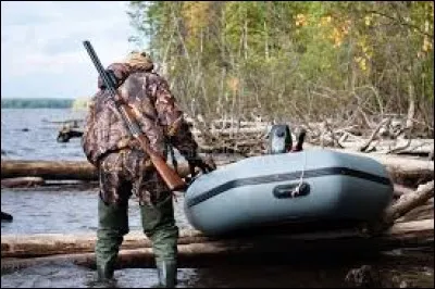 Le chasseur a pied dans la rivière.