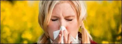 La jeune fille toussait en se mouchant mais elle n'avait pas la grippe.