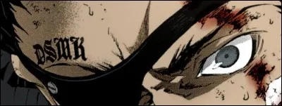 Que signifient les lettres "DSMK" tatouées sur le côté droit de son front ?