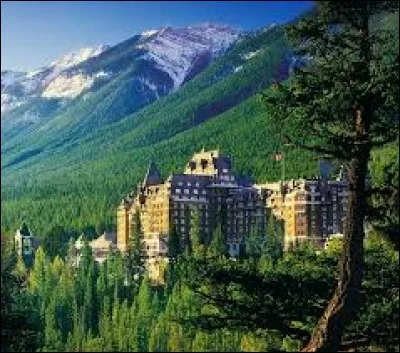 Ce majestueux hôtel construit par le Canadian Pacific pour le confort de ses passagers, est situé dans un décor de rêve aux pieds des Rocheuses canadiennes, entouré d'une nature magnifique. Les sources chaudes du Willow Stream offrent un spa de style européen de renommée internationale.