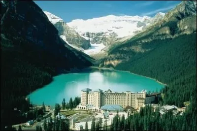Autre œuvre du Canadian Pacific, cet hôtel est entouré de sommets fabuleux, de l'imposant glacier Victoria et d'un lac émeraude étincelant. C'était le pendant occidental du Château Frontenac.
Ce parc a été classé au patrimoine mondial de l'humanité par l'Unesco.